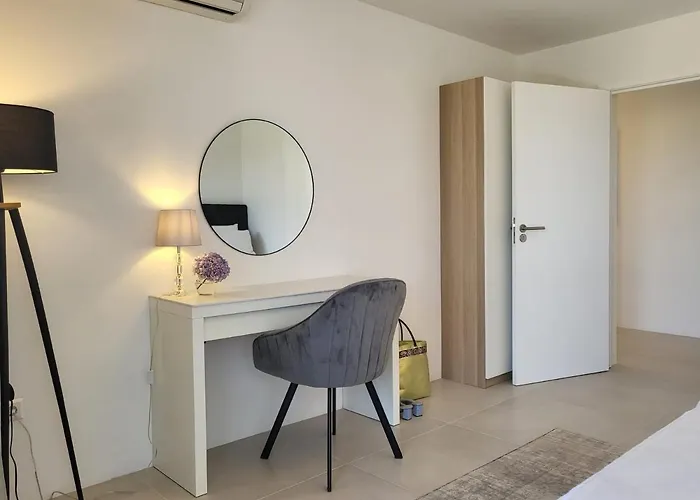 Modern Tara With Parking Apartament