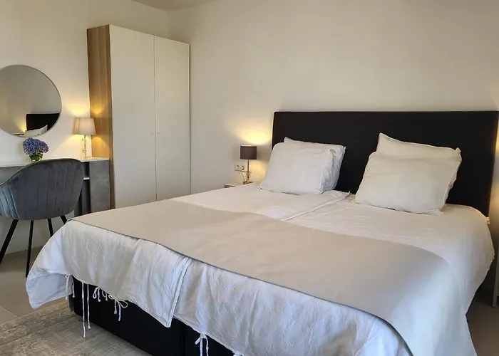 Modern Tara With Parking Apartament
