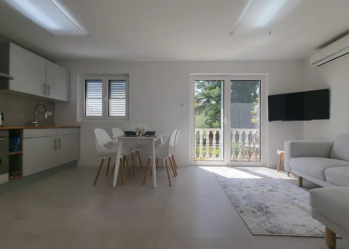 Modern Tara With Parking Apartament
