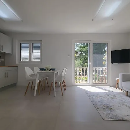 Modern Tara With Parking Apartamento